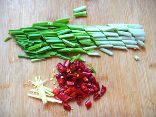 干煸<a href=/shicai/mimian/HuangDou/index.html target=_blank><u>黄豆</u></a>芽