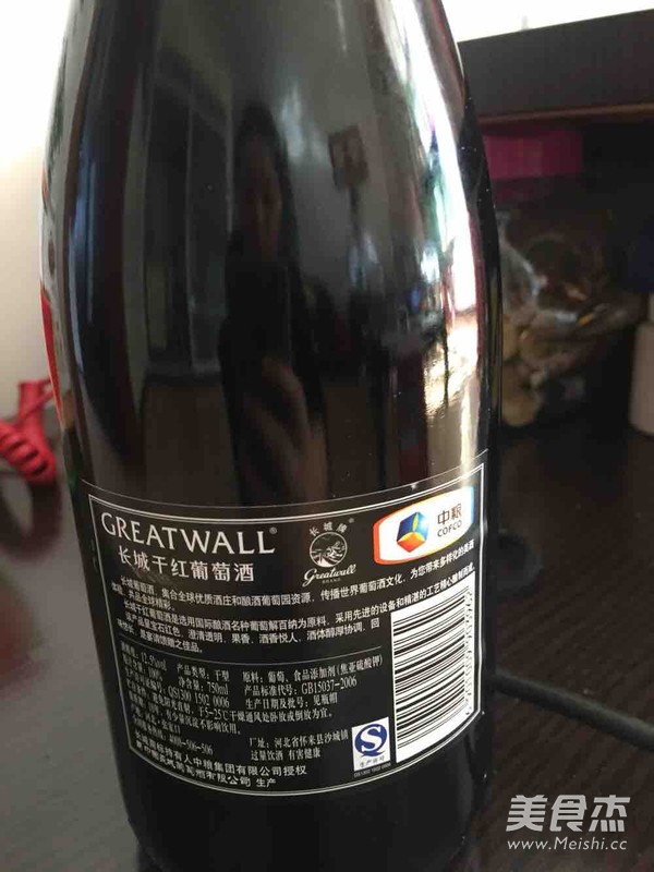 <a href=/shicai/rouqin/NiuPai/index.html target=_blank><u>牛排</u></a>包饭的做法