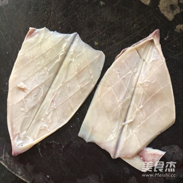 <a href=/shicai/shucai/HeLanDou/index.html target=_blank><u>荷兰豆</u></a>炒<a href=/shicai/shuichanpin/YouYu/index.html target=_blank><u>鱿鱼</u></a>的做法