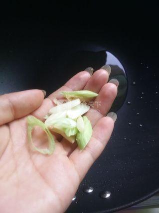 长<a href=/shicai/shucai/DouJiao/index.html target=_blank><u>豆角</u></a><a href=/shicai/shucai/QieZi/index.html target=_blank><u>茄子</u></a>炖肉