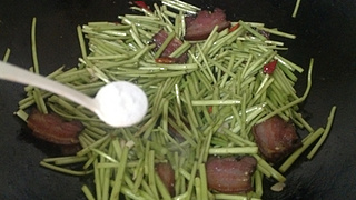 藜蒿炒<a href=/shicai/rouqin/LaRou/index.html target=_blank><u>腊肉</u></a>