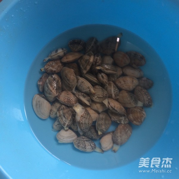 辣炒<a href=/shicai/shuichanpin/HuaGe/index.html target=_blank><u>花蛤</u></a>的做法