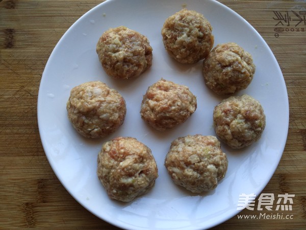 <a href=zt/hsszt target=_blank><u>红烧狮子头</u></a>的做法