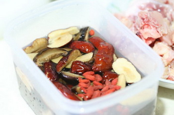 酱爆<a href=/shicai/shucai/BanLi/index.html target=_blank><u>板栗</u></a>鸡步骤1