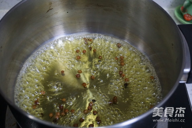 <a href=zt/hsszt target=_blank><u>红烧狮子头</u></a>的做法