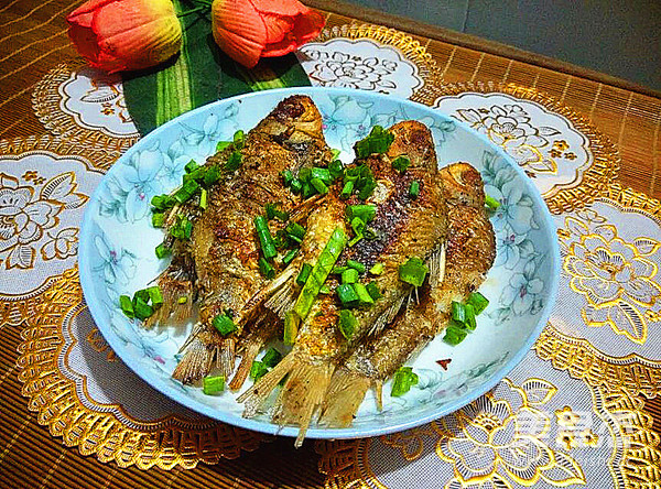香煎<a href=/shicai/shuichanpin/JiYu/index.html target=_blank><u>鲫鱼</u></a>的做法