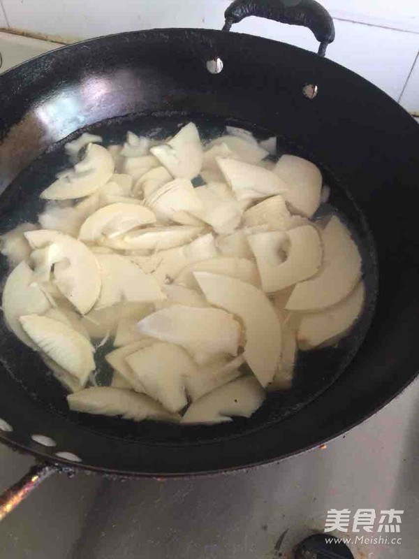 <a href=/shicai/rouqin/XianRou/index.html target=_blank><u>咸肉</u></a>炖毛笋<a href=/shicai/shucai/MoGu/index.html target=_blank><u>蘑菇</u></a>的做法