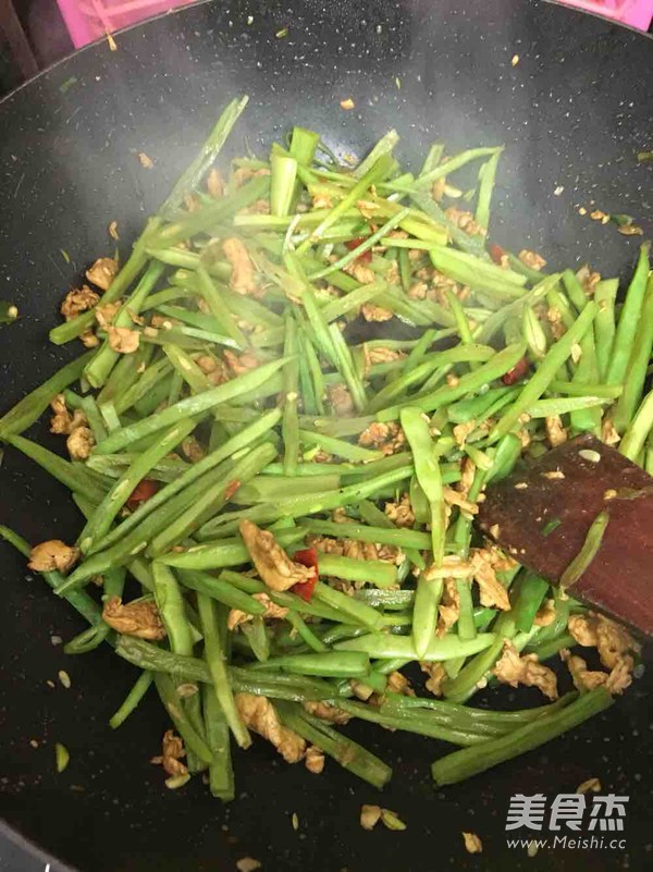 肉炒<a href=/shicai/shucai/DouJiao/index.html target=_blank><u>豆角</u></a>丝的做法