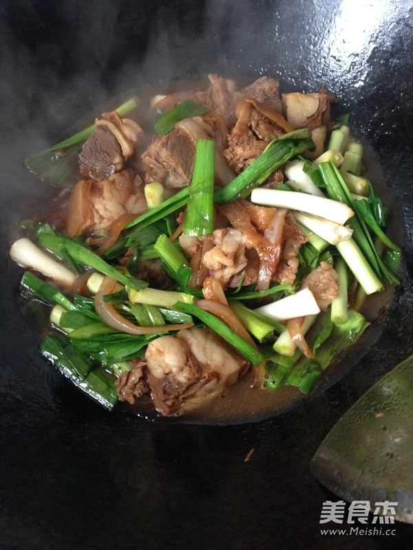 <a href=/shicai/shucai/QingSuan/index.html target=_blank><u>青蒜</u></a>烧<a href=/shicai/rouqin/YangRou/index.html target=_blank><u>羊肉</u></a>的做法