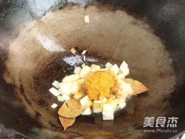 咖喱<a href=/shicai/rouqin/NiuRou/index.html target=_blank><u>牛肉</u></a>丸的做法