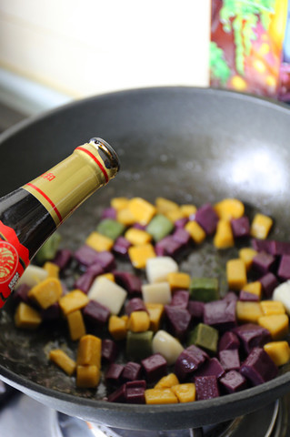 <a href=/shicai/shucai/GuiHua/index.html target=_blank><u>桂花</u></a>糖炒彩色<a href=/shicai/mimian/NianGao/index.html target=_blank><u>年糕</u></a>