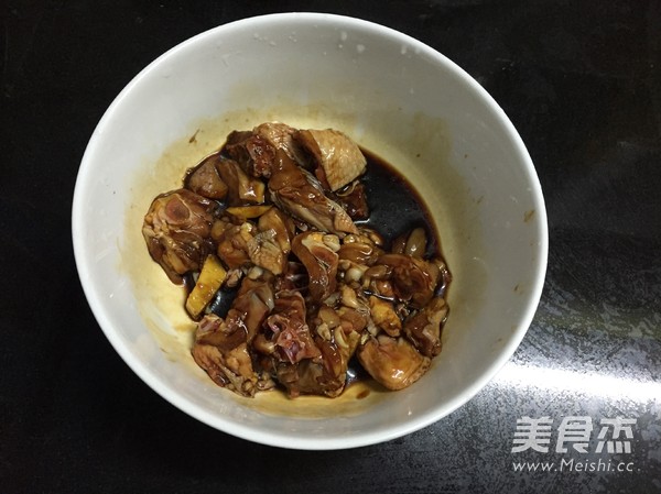 荷香八宝<a href=/shicai/mimian/NuoMi/index.html target=_blank><u>糯米</u></a>鸡的做法