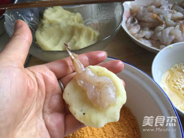 <a href=/shicai/shucai/TuDou/index.html target=_blank><u>土豆</u></a>泥<a href=/shicai/mimian/ZhiShi/index.html target=_blank><u>芝士</u></a>虾球的做法