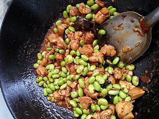 <a href=/shicai/shucai/MaoDou/index.html target=_blank><u>毛豆</u></a>炒<a href=/shicai/rouqin/JiTui/index.html target=_blank><u>鸡腿</u></a>肉