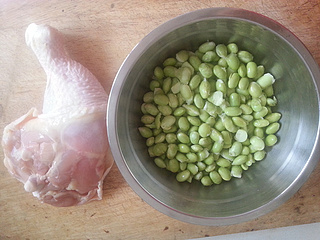 <a href=/shicai/shucai/MaoDou/index.html target=_blank><u>毛豆</u></a>炒<a href=/shicai/rouqin/JiTui/index.html target=_blank><u>鸡腿</u></a>肉