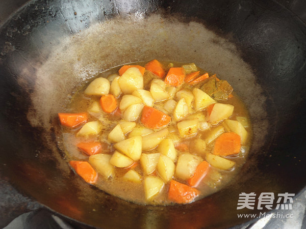 咖喱<a href=/shicai/rouqin/NiuRou/index.html target=_blank><u>牛肉</u></a>丸的做法