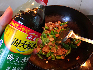 <a href=/shicai/shucai/QingJiao/index.html target=_blank><u>青椒</u></a><a href=/shicai/shucai/SuanMiao/index.html target=_blank><u>蒜苗</u></a>炒油渣