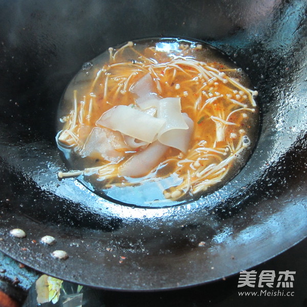 金针菇煮<a href=/shicai/mimian/FenPi/index.html target=_blank><u>粉皮</u></a>的做法