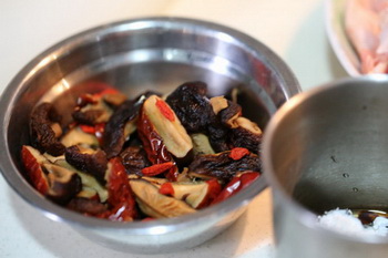 酱爆<a href=/shicai/shucai/BanLi/index.html target=_blank><u>板栗</u></a>鸡步骤4