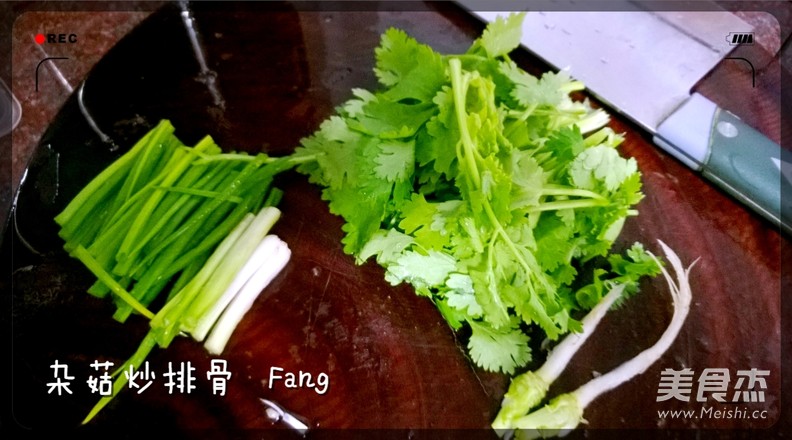 杂菇炒<a href=/shicai/rouqin/PaiGu/index.html target=_blank><u>排骨</u></a>的做法