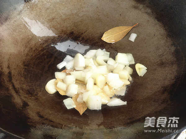 咖喱<a href=/shicai/rouqin/NiuRou/index.html target=_blank><u>牛肉</u></a>丸的做法