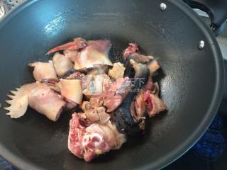 <a href=/shicai/shucai/MuEr/index.html target=_blank><u>木耳</u></a>炖土鸡