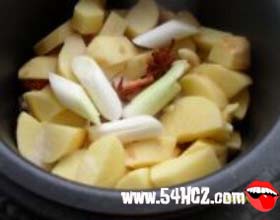 <a href=/shicai/rouqin/ZhengJi/index.html target=_blank><u>鸡肉</u></a>炖<a href=/shicai/shucai/TuDou/index.html target=_blank><u>土豆</u></a>4