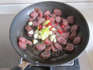 腊肠炒<a href=/shicai/shucai/Ou/index.html target=_blank><u>藕</u></a>片