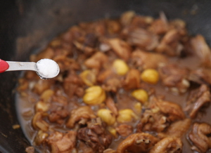 <a href=/shicai/shucai/BanLi/index.html target=_blank><u>板栗</u></a>烧鸡步骤6