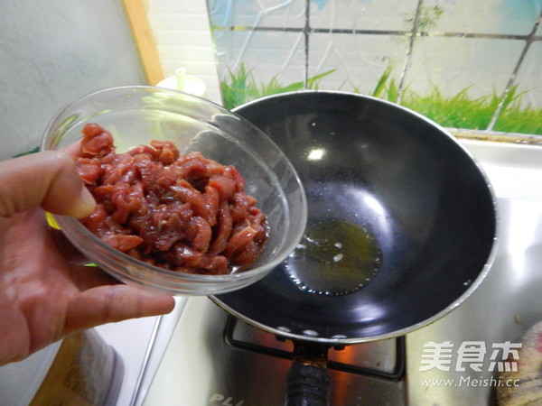 <a href=/shicai/shucai/QinCai/index.html target=_blank><u>芹菜</u></a>炒<a href=/shicai/rouqin/NiuRou/index.html target=_blank><u>牛肉</u></a>丝的做法
