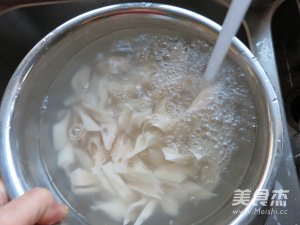 爽口清肠莲<a href=/shicai/shucai/Ou/index.html target=_blank><u>藕</u></a>块的做法