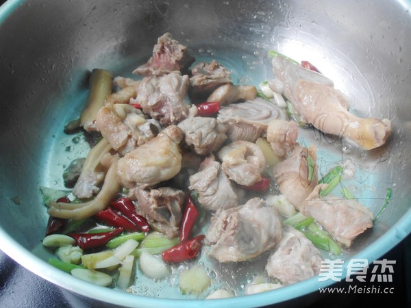 <a href=/shicai/shucai/XiangGu/index.html target=_blank><u>香菇</u></a>焖鸭的做法