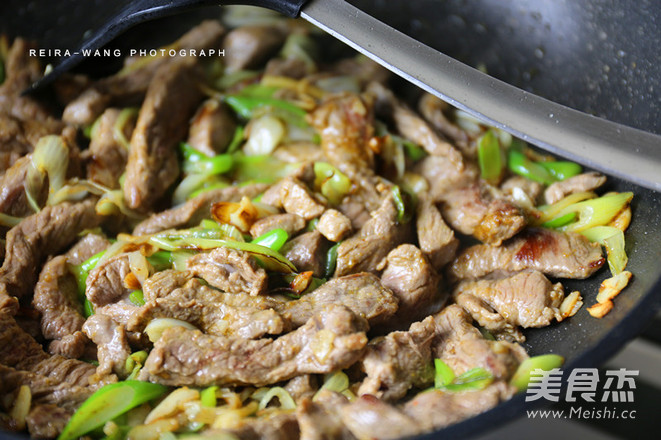 葱爆<a href=/shicai/rouqin/YangRou/index.html target=_blank><u>羊肉</u></a>的做法