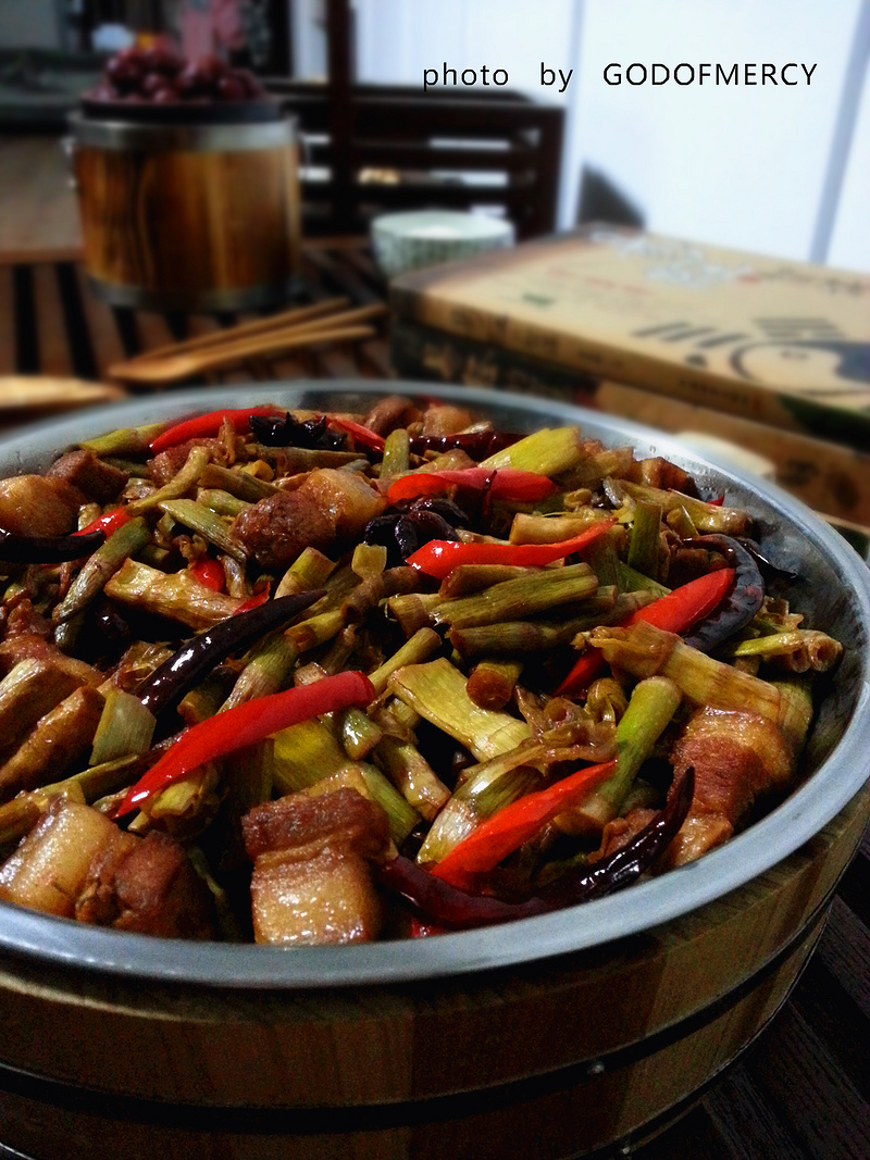 <a href=/shicai/rouqin/WuHuaRou/index.html target=_blank><u>五花肉</u></a>烧<a href=/shicai/shucai/ChunSun/index.html target=_blank><u>春笋</u></a>