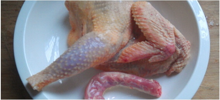 剁<a href=/shicai/shucai/LaJiao/index.html target=_blank><u>辣椒</u></a>蒸鸡剁步骤1