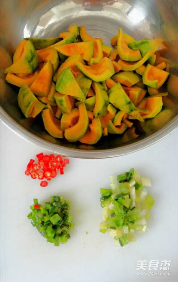 <a href=/shicai/diaoweipin/CongYou/index.html target=_blank><u>葱油</u></a><a href=/shicai/shucai/NanGua/index.html target=_blank><u>南瓜</u></a>的做法