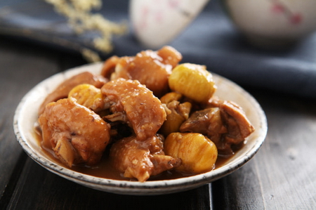 <a href=/shicai/shucai/BanLi/index.html target=_blank><u>板栗</u></a>烧鸡的做法