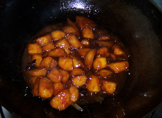 素菜荤吃的红烧<a href=/shicai/shucai/TuDou/index.html target=_blank><u>土豆</u></a>的做法步骤:8