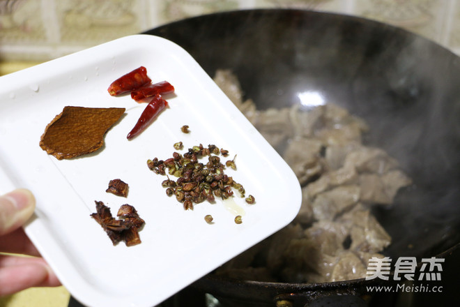 <a href=/shicai/shucai/HuLuoBo/index.html target=_blank><u>胡<a href=/shicai/shucai/LuoBo/index.html target=_blank><u>萝卜</u></a></u></a><a href=/shicai/shucai/TuDou/index.html target=_blank><u>土豆</u></a>炖<a href=/shicai/rouqin/NiuRou/index.html target=_blank><u>牛肉</u></a>的做法