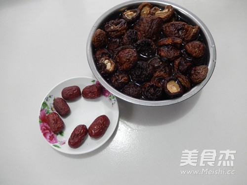 <a href=/shicai/shucai/XiangGu/index.html target=_blank><u>香菇</u></a>焖<a href=/shicai/rouqin/ZhuTi/index.html target=_blank><u>猪蹄</u></a>的做法