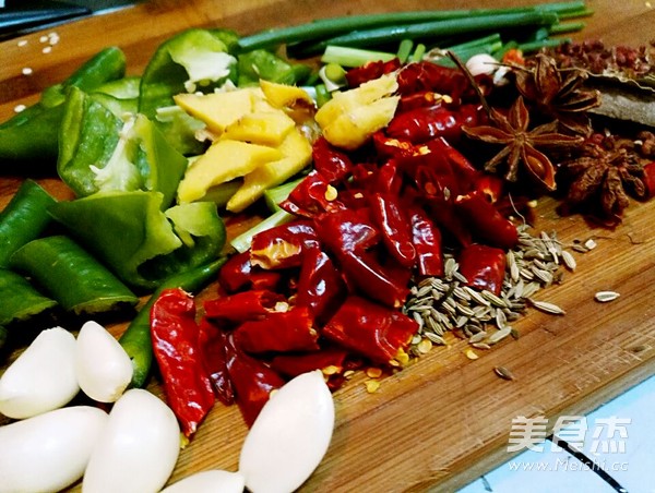 酥香<a href=/shicai/rouqin/PaiGu/index.html target=_blank><u>排骨</u></a>的做法