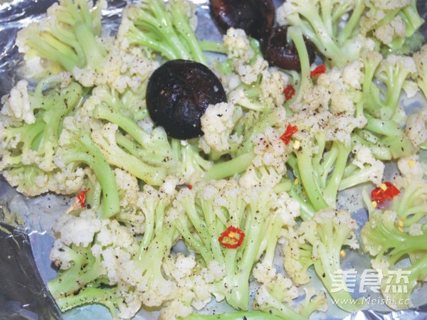 <a href=/shicai/diaoweipin/HeiHuJiao/index.html target=_blank><u>黑胡椒</u></a>烤有机<a href=/shicai/shucai/HuaCai/index.html target=_blank><u>花菜</u></a>的做法