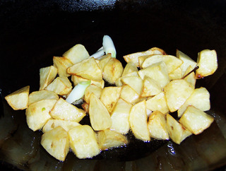 素菜荤吃的红烧<a href=/shicai/shucai/TuDou/index.html target=_blank><u>土豆</u></a>的做法步骤:5