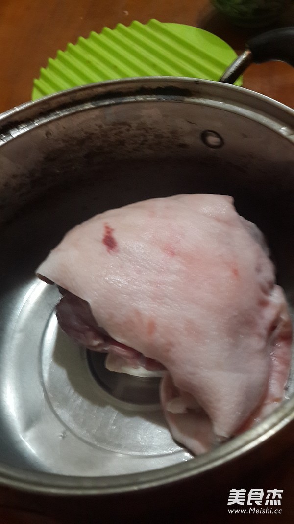 暖暖一锅酱香肘子肉片的做法