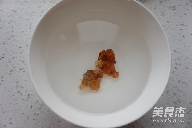 <a href=/shicai/guopin/Tao/index.html target=_blank><u>桃</u></a>胶水果捞的做法