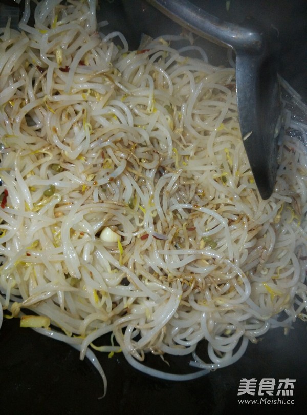 家常版炒<a href=/shicai/mimian/LvDou/index.html target=_blank><u>绿豆</u></a>芽的做法