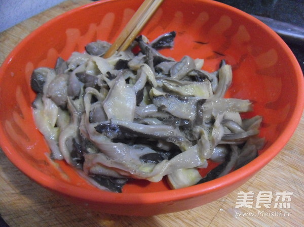 软炸<a href=/shicai/shucai/PingGu/index.html target=_blank><u>平菇</u></a>的做法