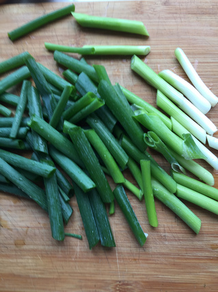 小葱焖<a href=/shicai/rouqin/JiChi/index.html target=_blank><u>鸡翅</u></a>