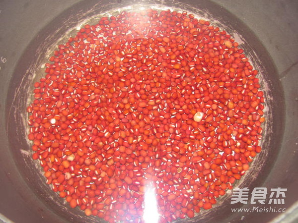 自制蜜<a href=/shicai/mimian/HongDou/index.html target=_blank><u>红豆</u></a>的做法