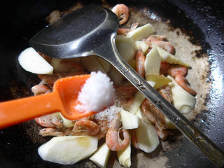 <a href=/shicai/shucai/JiaoBai/index.html target=_blank><u>茭白</u></a>炒籽虾